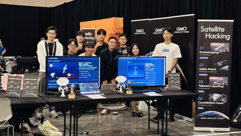 「見る」から「体験する」へ――衛星ハッキングを体験型コンテンツに。「DEF CON 34」Aerospace Village出展レポート